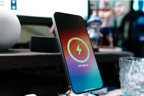 龙华山办事处苹果15换屏服务分享用什么充电器给iPhone15充电更好 